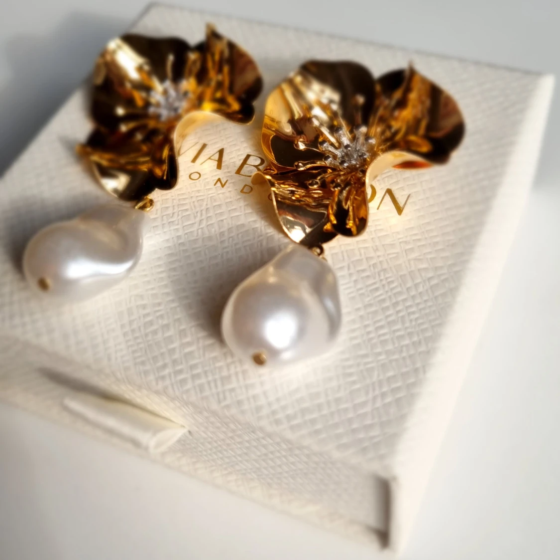 Guldiga blomörhängen med pärlor - 2