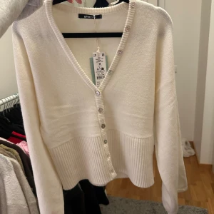 Gina tricot kofta - Jätte fin helt oanvänd Gina tricot kofta. Det är en off white färg