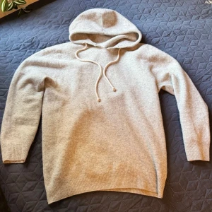 Grå stickad hoodie från Massimo dutti - Säljer en skön grå stickad hoodie  från Massimo dutti! Den är sjukt len o skön, sitter perfekt nu till vår o sommarkvällar. Lappen i nacken har åkt bort i tvätten annar ser den bra ut! Passar mig som är 185 men lite kort i armarna! Byten kan va intressant!