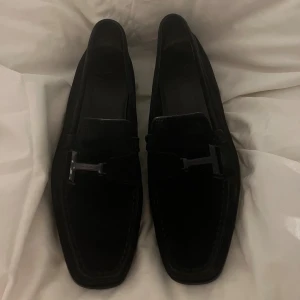 Svarta mockaloafers från Tod's - Snygga svarta loafers från Tod's i mjuk mocka🥰🥰