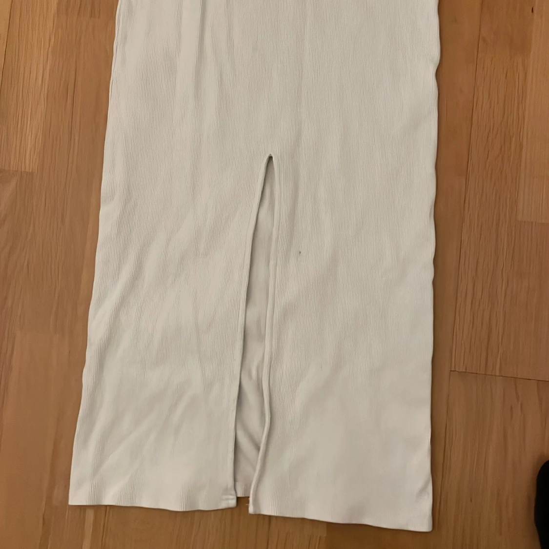 Vit axelbandslös långklänning med slits - 2