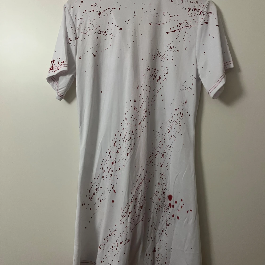 Vit sjuksköterskekläning med blodstänk - 2