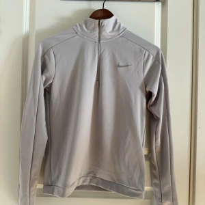Nike halvzip träningströja XS ljusgrå - Nike långärmad träningströja i ljusgrått med halv dragkedja och hög krage. Passar S/M också🩶