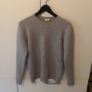 John Henric sweatshirt - Säljer denna fina John Henric sweatshirt som passar perfekt nu till hösten. Storlek S men passar mig som är strax över 170cm lång. Har en liten liten fläck längst ned på tröjan men de syns ej på bild, och syns knappast i verkligheten heller. Vid snabb affär kan jag sänka priset litegrann!