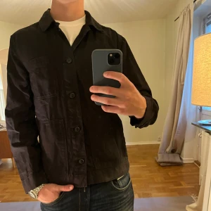 Svart Overshirt These Glory Days  - Säljer denna sjukt snygga Overshirten från These Glory Days⭐️ Färgen är svart och storleken är S✅ Den har inga defekter och skicket är utomordentligt🙌🤝 Sjukt najs passform och passar perfekt till hösten🍁🙌 Tveka inte på att höra av er dig vid minsta fråga eller fundering😊