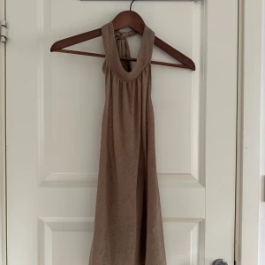 Beige halterneck topp - Säljer en beige halterneck topp från Pull & Bear. Oanvänd 🤎