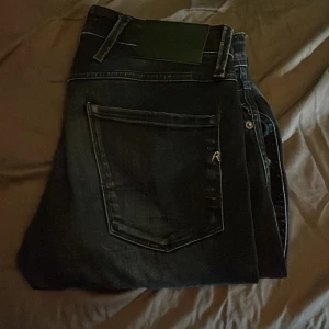 Replay Anbass jeans slim fit blå - Replay Anbass i storleken 30&32. Säljer dom eftersom att jag har vuxit ur dom!