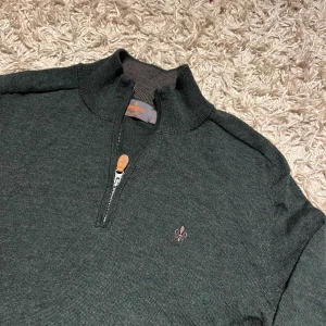 Morris halvf zip mörkgrön M merino ull herr  - Halvf-zip från morris i mörkgrön färg. Gjord i 100% merinoull. Storlek M, mycket bra skick inga defekter. Postas samma dag som köp eller dagen därpå💯🙌
