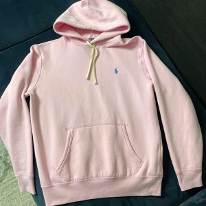 Rosa Polo Ralph Lauren Hoodie - Säljer en rosa Polo Ralph Lauren hoodie i Storleken S. Hoodien är på mycket bra skick och har 0 deflekter. Om du har några frågor är de bara att höra av dig. Kan även ta emot byten🤗💯