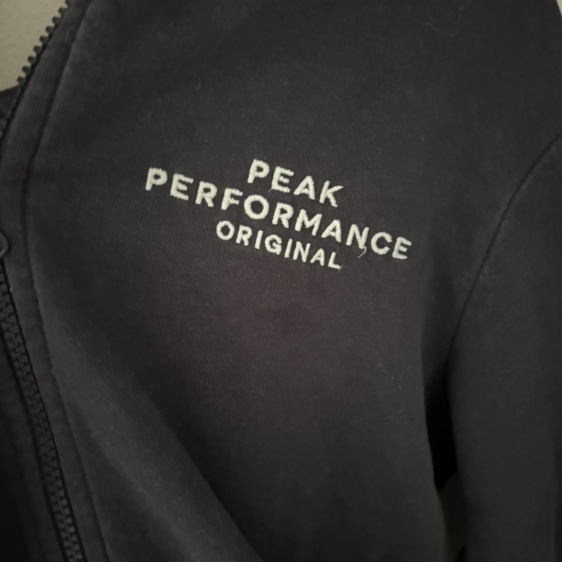 Svart Peak Performance hoodie med dragkedja - 1