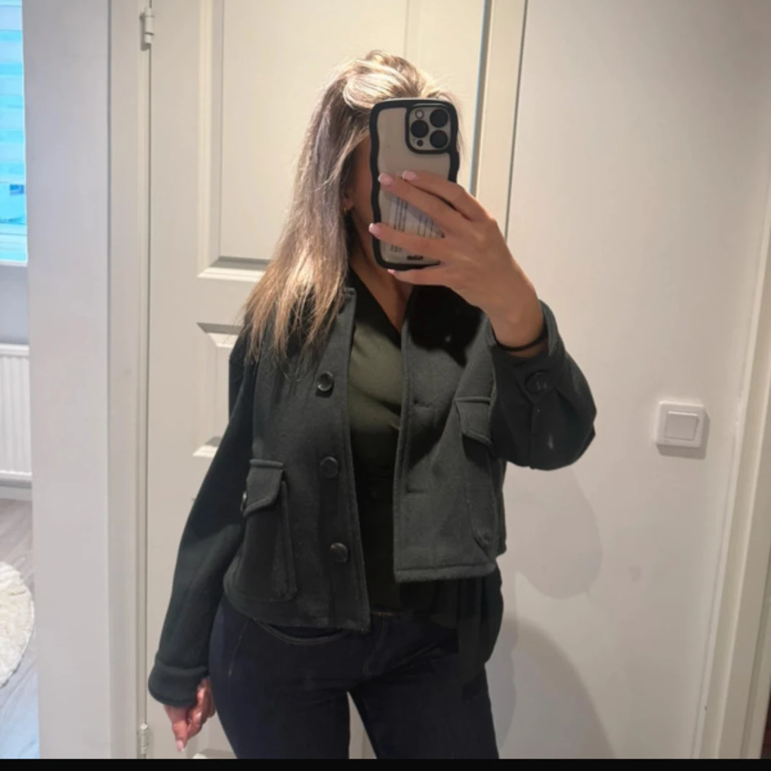 Svart croppad overshirt med fickor - 1