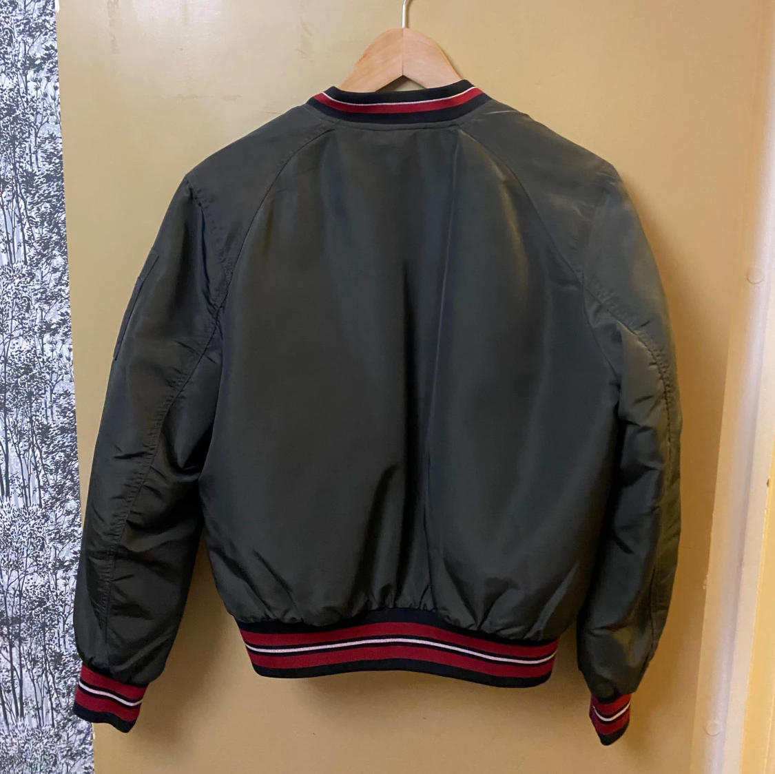 Mörk Grön bomberjacka med tigerpatch - 1