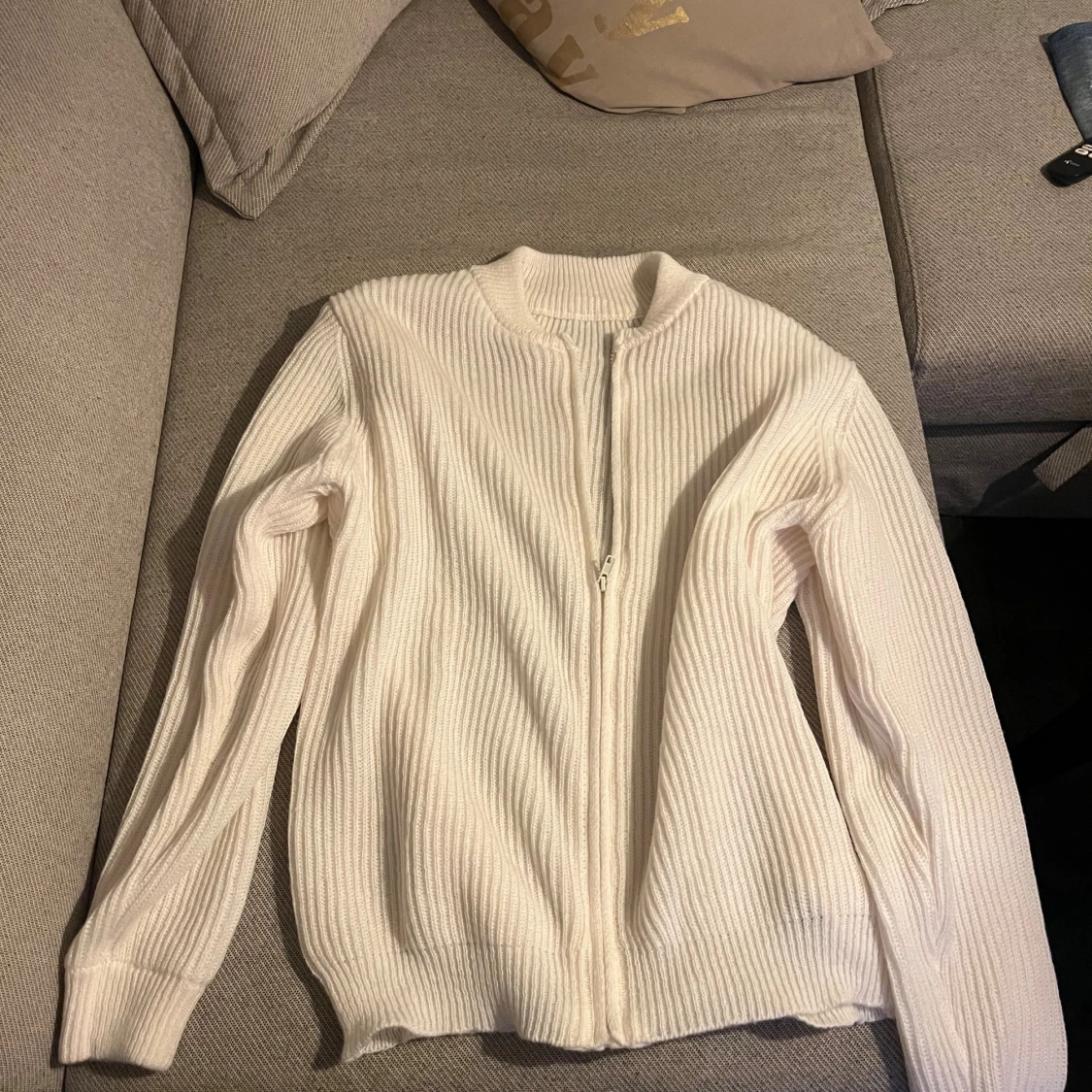 Vit kofta med dragkedja