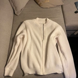 Vit kofta med dragkedja - Vit kofta aldrig använd!