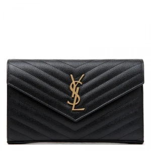 Svart YSL kuvertväska i skinn - Säljer en svart kuvertväska från YSL i skinn med quiltad design och guldiga detaljer. Väskan har ikoniskt YSL-emblem framtill, kedjerem och praktiska fack med dragkedja. Perfekt för dig som vill ha en lyxig och stilren accessoar.