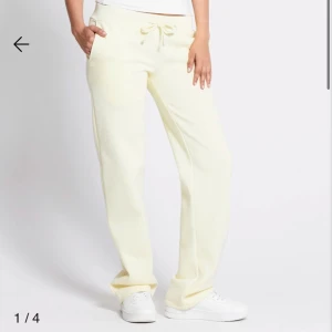 Ljusgula mjukisbyxor med snörning - Snygga ljusgula mjukisbyxor från lager 157. Aldrig använda säljs då de är för korta och går inte att göra retur då tiden gått ut. Hör av er om ni vill ha bilder eller har frågor. Byxorna är i helt nytt skick!💕