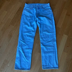 Weekday Space - Säljer ett par ljusblå jeans från Weekday, modell Space. Jeansen har raka ben och klassisk femficksdesign. Tillverkade i bomull och har en avslappnad, straight fit som är riktigt snygg till sneakers eller boots.