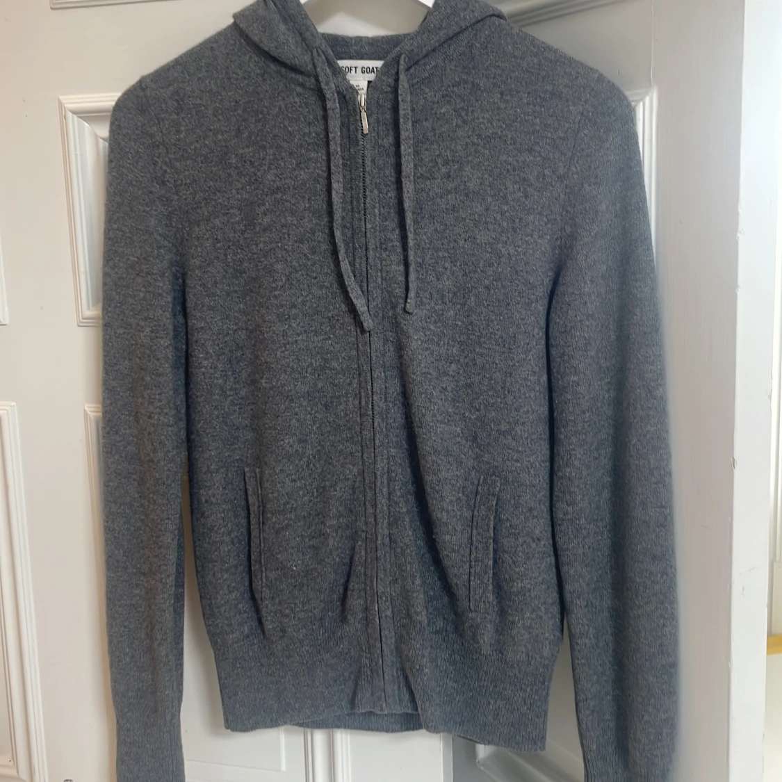 Grå hoodie i kashmir från Soft Goat