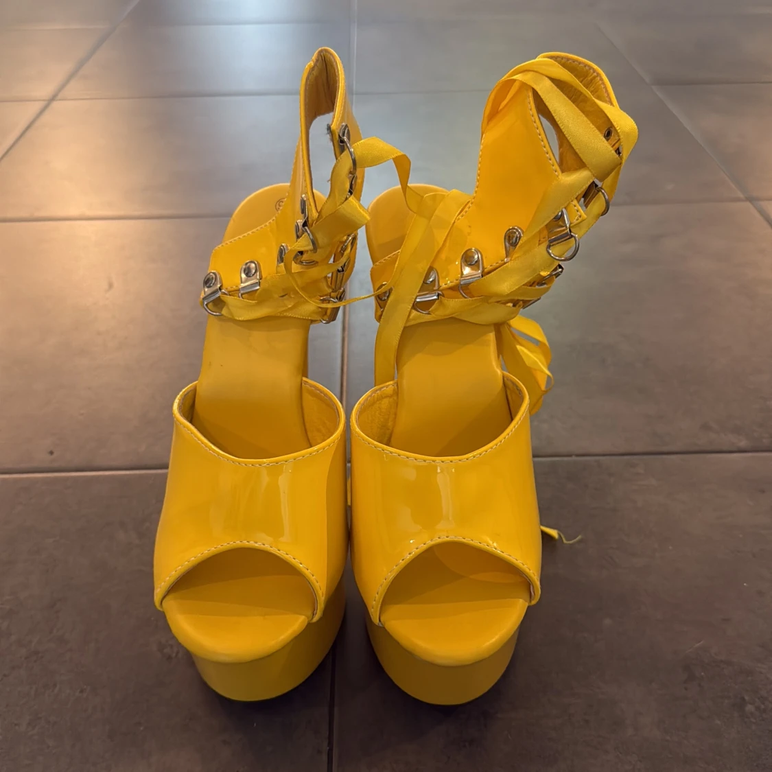 Gula platåsandaler 15cm klack med snörning