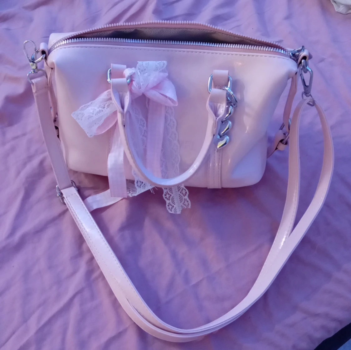 Ljusrosa axelväska med rosett och spets