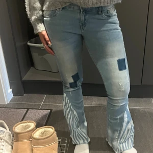 Lågmidjadejeans  - Skitsnygga blåa Lågmidjade bootcut jeans med blå zebra detalj🦓 Perfekta utgångs jeans🤩🔥 Storlek 36   Innerbenslängd 71cm Midjemått 76cm  Pris kan diskuteras