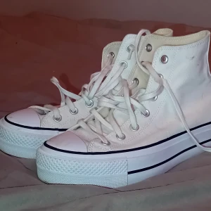 Vita convers  - Convers i storlek 39, använt 2 gånger.