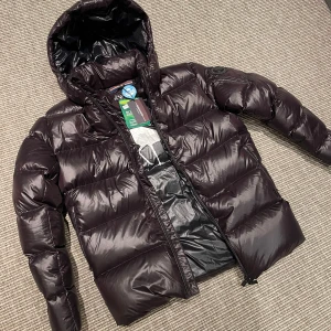 Snoot jacka - Säljer en limited edition dunjacka från Snoot Stockholm. Helt ny! Nypris på jackan är 6.000kr. Hör av dig vid frågor 