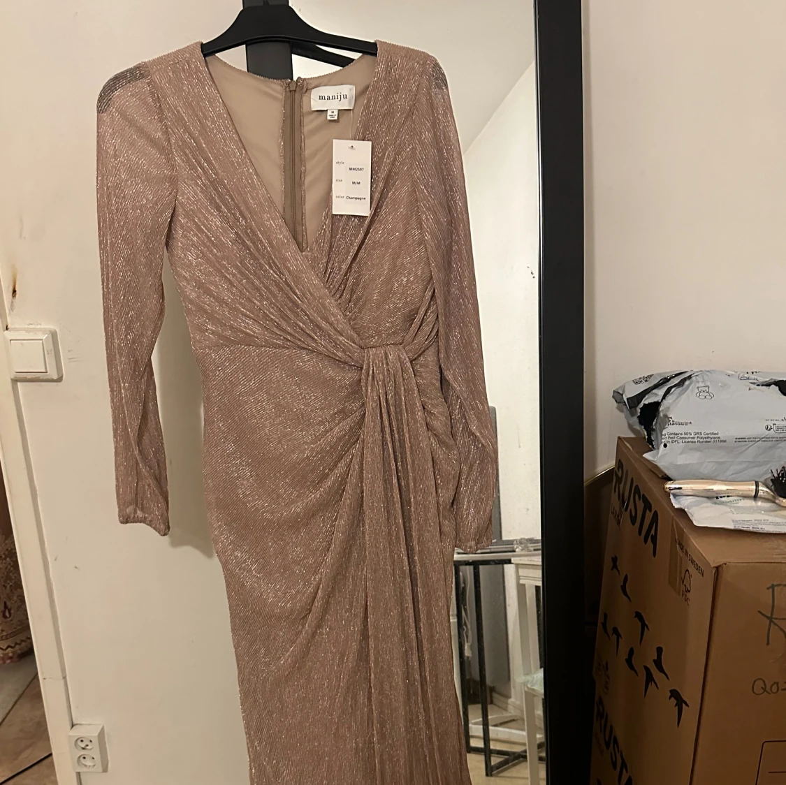 Champagnefärgad glittrig långklänning - 1