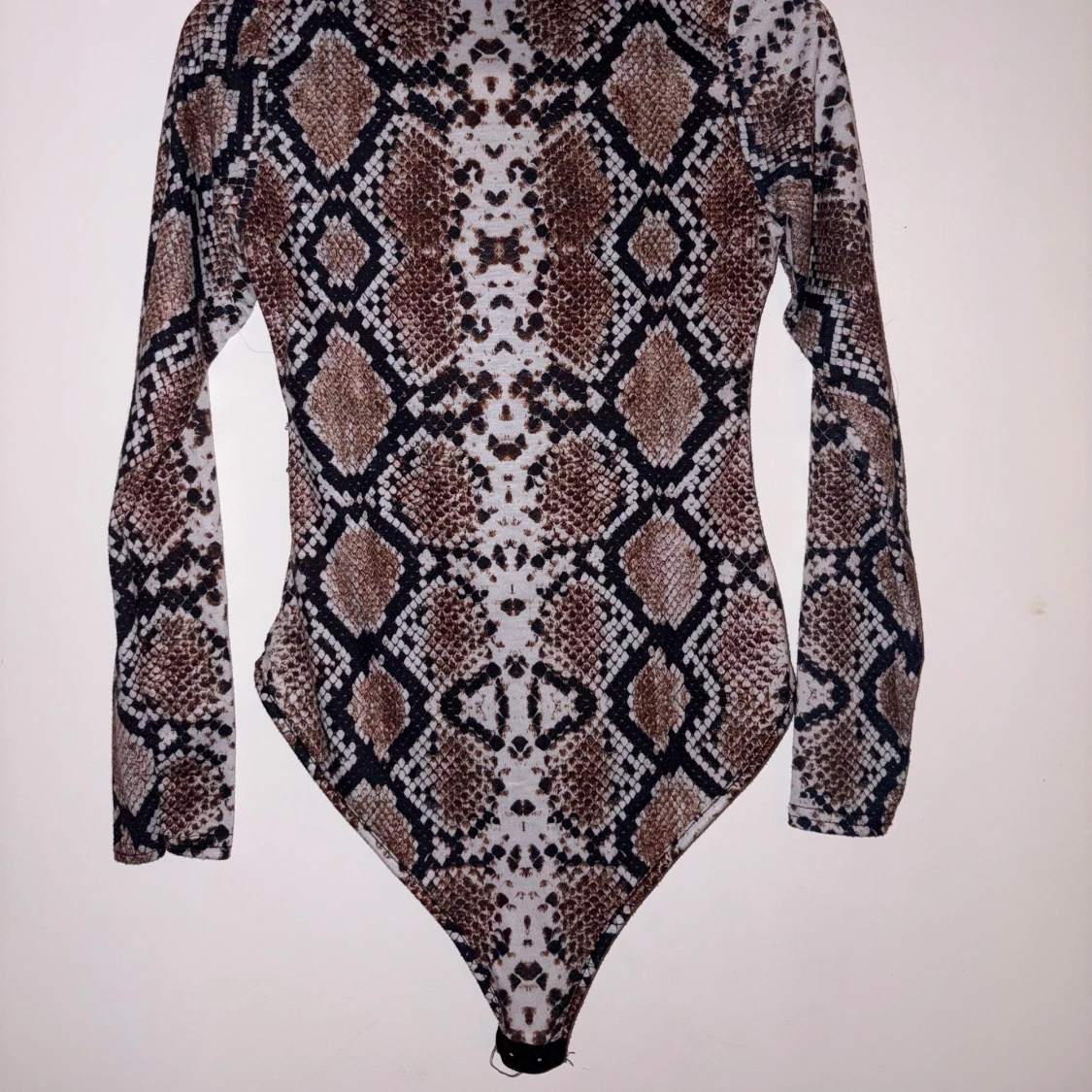 Brun ormmönstrad polotopp med långa ärmar: Body - 2