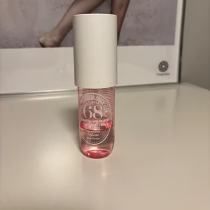 Brazilian Crush Cheirosa 68 Perfume Mist - En fräsch och tropisk body mist med noter av brasiliansk jasmin, pink dragonfruit, hibiskus och vanilj. 90ml men ungefär hälften kvar!🩷