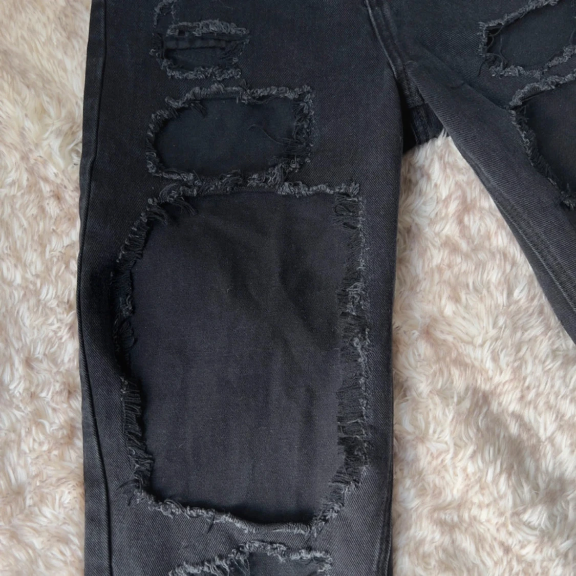 Svarta mom jeans från PrettyLittleThing - 3