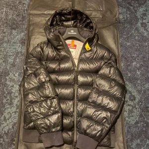 Parajumper VinterJacka - Säljer denna Parajumper vinterjackan som är i topskick! Storlek M, har tags och galge. Nypris: runt 6000kr.  Om inte priset passar så lägg ett bud.  Bara att höra av er om ni vill ha fler bilder eller likande.