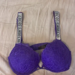 Victoria secret push up bh  - Pushup bh storlek 32B/B70, säljs för den inte passar, super snygga glitter  band 