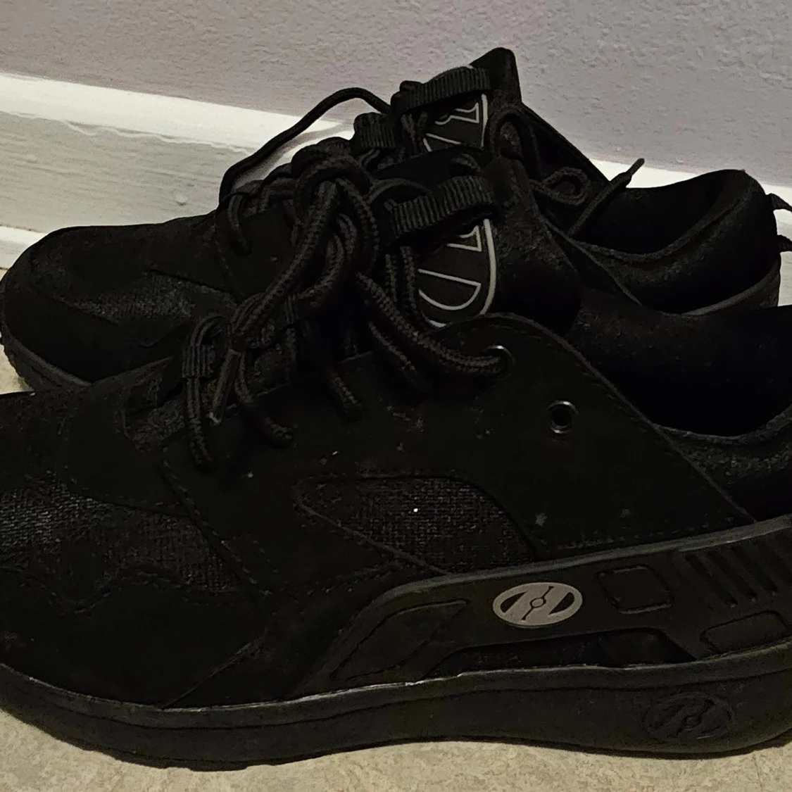 Svarta sneakers med snörning - 1