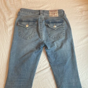 Ljusblå jeans från True Religion - Säljer ett par ljusblå jeans från True Religion storlek 26 tum i midjan och 29 tum i benlängd 