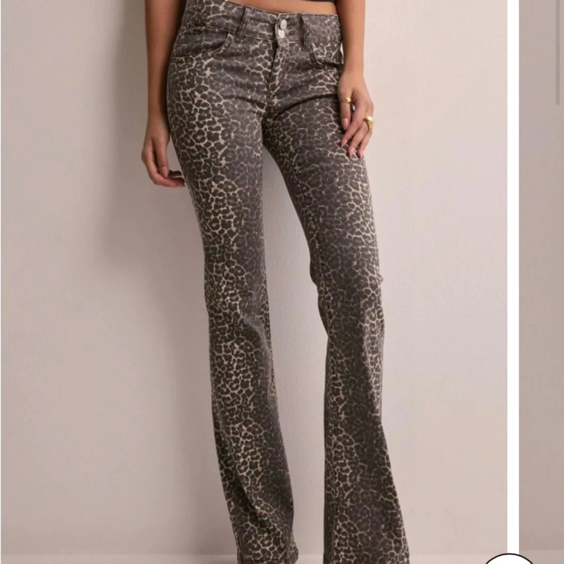 Leopardmönstrade bootcut jeans från Nelly