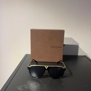 Guld svarta solglasögon - Guld svarta solglasögon som funkar perfekt till sommaren och vardagen, de är prydliga och snygga. OBS , pris kan diskuteras!