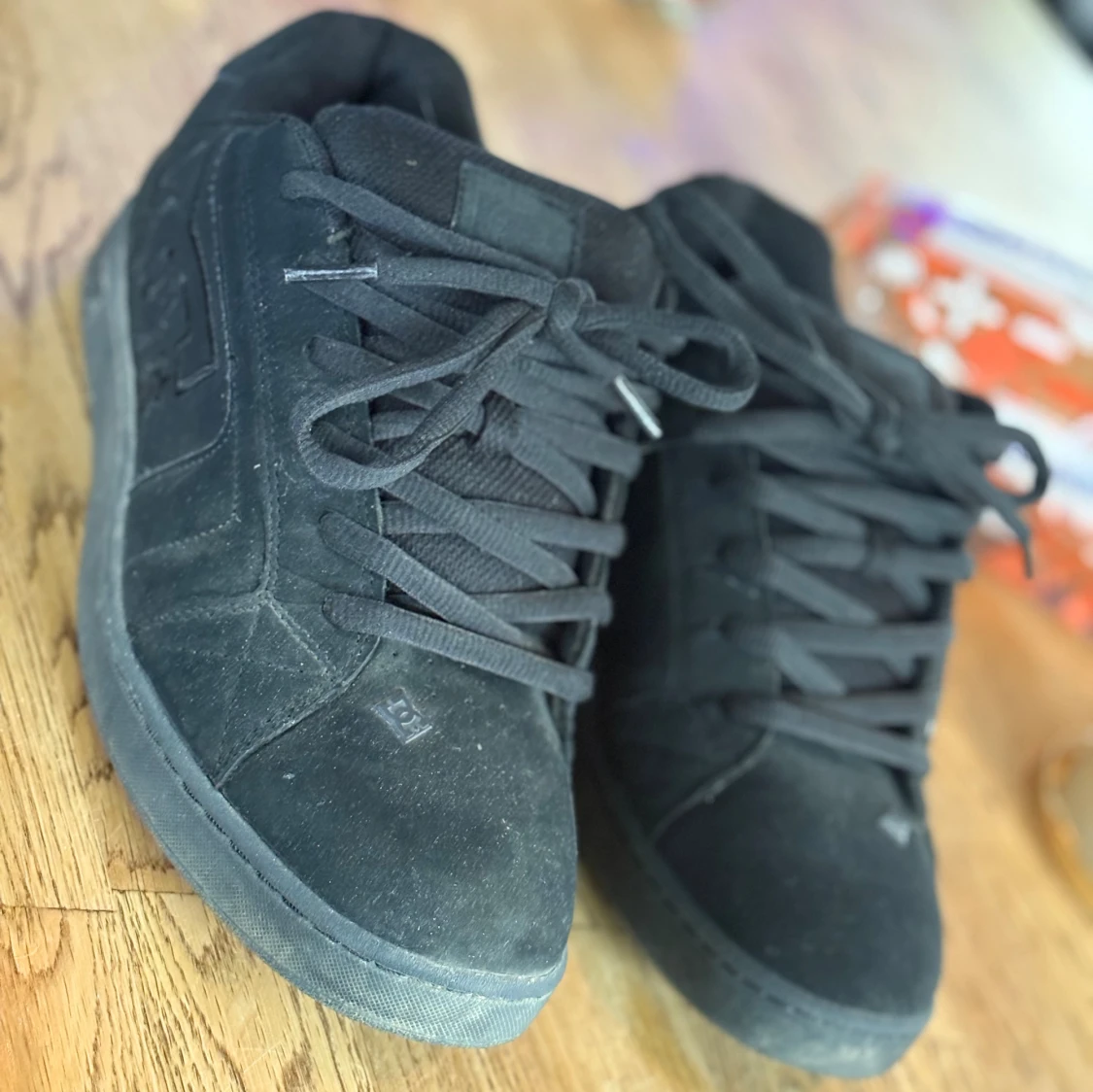 Svarta DC sneakers  - 1