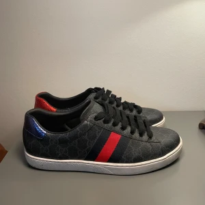 Gucci Ace  - Ett par tvär feta Gucci ace skor i färg svart storlek 44. Riktigt trendiga skor som har ett nypris på cirka 7 tusen. Säljs pågrund av att de är för små. Extremt bra skick, använda försiktigt. Självklart äkta/ köpta nya. Bara att skriva ifall ni har frågor eller bud på pris MVH. 