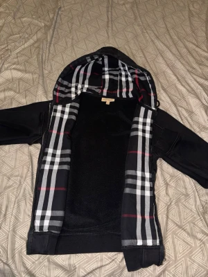 Burberry zip up - Stilig och clean tröja, säljer för det är inte min stil längre.