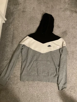 Nike Hoodie säljs för jätte bra pris! - En jätte mysig Nike Hoodie som passar till vad som helst. Köptes för 700 kr men säljs för 150 kr!