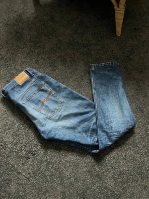 Blå jeans från Nudie Jeans - Säljer ett par klassiska blå jeans från Nudie Jeans. Riktigt snygg tvätt på dessa. Hör av dig vid frågor!! Modell solid Olie