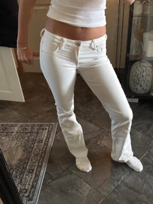 Lowwaist bootcut - Vita jeans från H&M i storlek 34. Fint skick, sparsamt använda. Low/mid waist med lätt utsväng nertill och bekvämt material med stretch. Säljs då de blivit för små för mig.