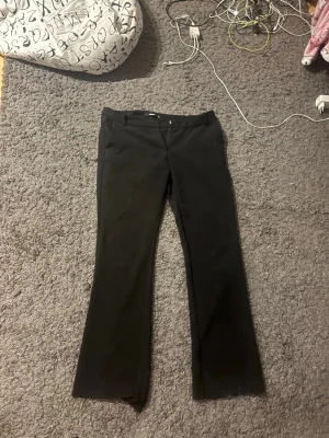 Svarta kostymbyxor BikBok - Svarta kostymbyxor i storlek 38. 