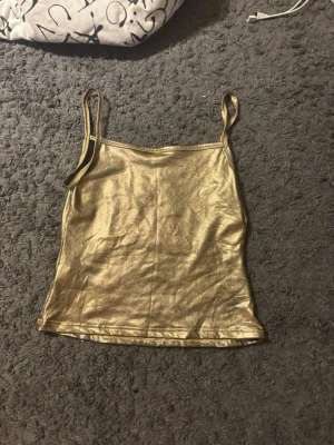 Guldig linnetopp från SHEIN - Guldigt linne, lite stor i storlek