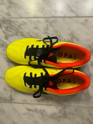 Adidas Copa gula fotbollsskor - Säljer ett par Adidas Copa fotbollsskor/futsalskor  i neon-gult med svarta detaljer och snörning. Änvända en gång, och är därför i mycket bra skick. Köptes för runt 1200.