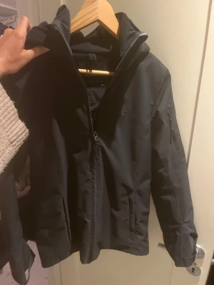 Svart peak performance  skidjacka  - Jättefin skidjacka i god kvalitet, använd endast en vintersäsong. Storlek 150 barn, så skulle möjligtvis kunna passa xxs!🥰