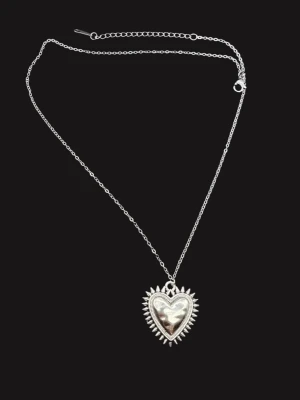 Handgjort halsband med hjärta  - Material-rostfritt stål.  Hjärta-2,5cm