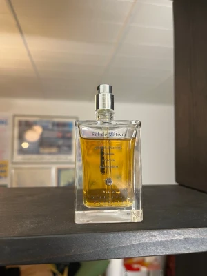 Sel de vetiver, niche parfym - En riktigt fin vetiver-fokuserad doft från The Different Company, perfekt för dig som är på jakt på nästa nivå efter Encre Noire. Tyvärr är korken borta men inget fel på doften, minst 70/90ml kvar. Nypris över 2000kr, kan vara öppen för byten.