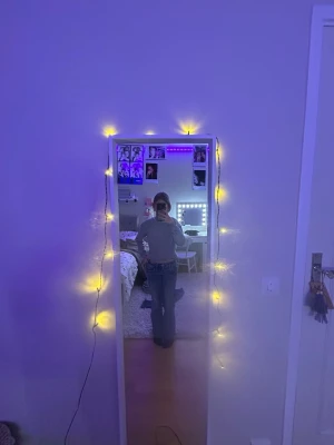 Blå bootcut jeans från Gina Tricot - Säljer ett par klassiska blå jeans från Gina Tricot i storlek 140. Jeansen har bootcut-modell med lite utsvängda ben och normal passform. De är tillverkade i mjukt denimtyg och har fem fickor samt hällor för bälte. Perfekta för en chill och trendig look. Priset kan diskuteras och vid intresse av fler bilder är det bara att kontakta mig❄️⛄️💗